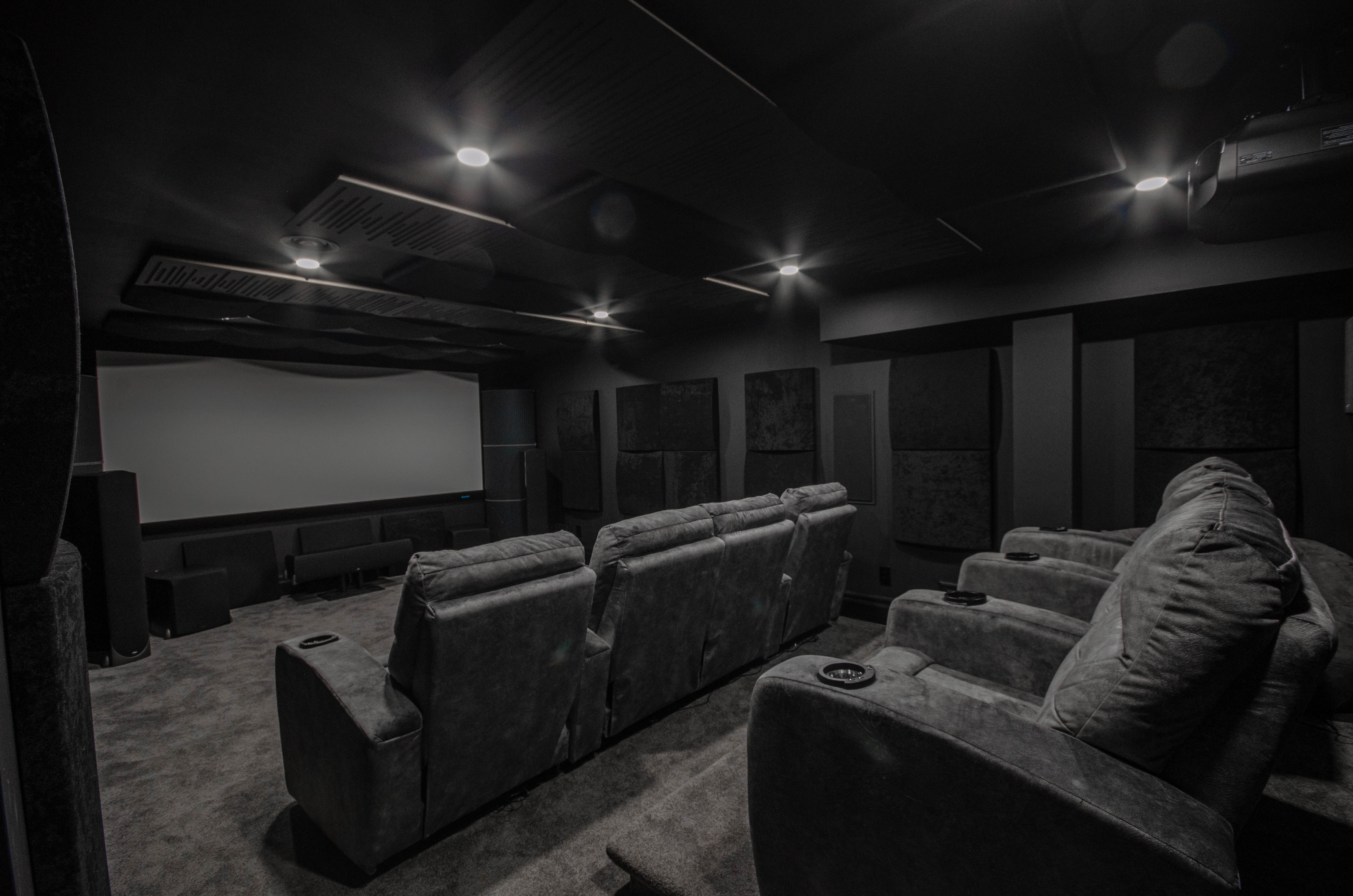 Кинозал в жилом комплексе Панорама — интерьер с recliner-креслами